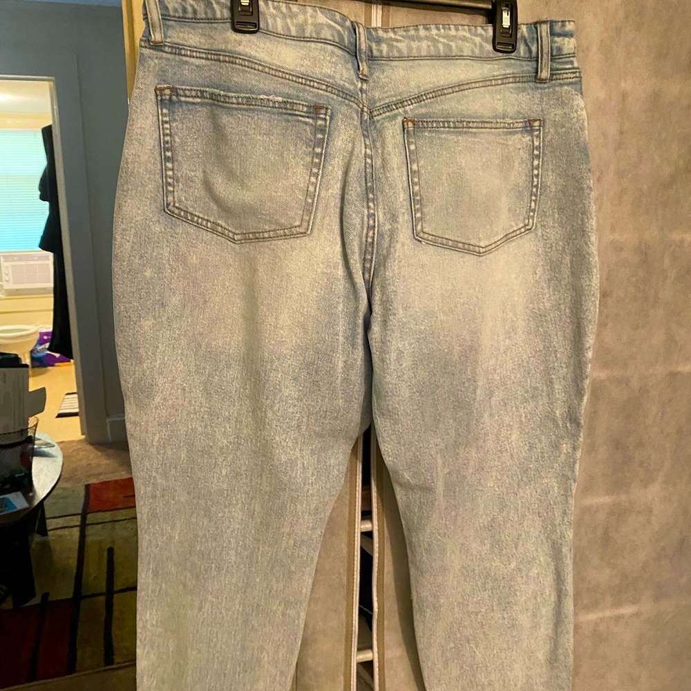 Distressed white wash mom jean crop